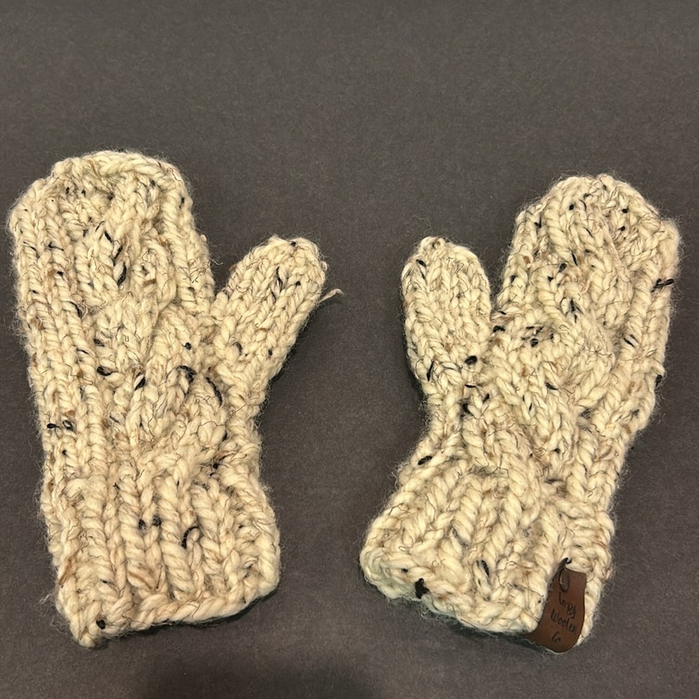 NEW Handmade Chunky Cable Knit Beige Hat & Mittens Set Wool Etsy Cozy Woolen Co - Picture 5 of 10
